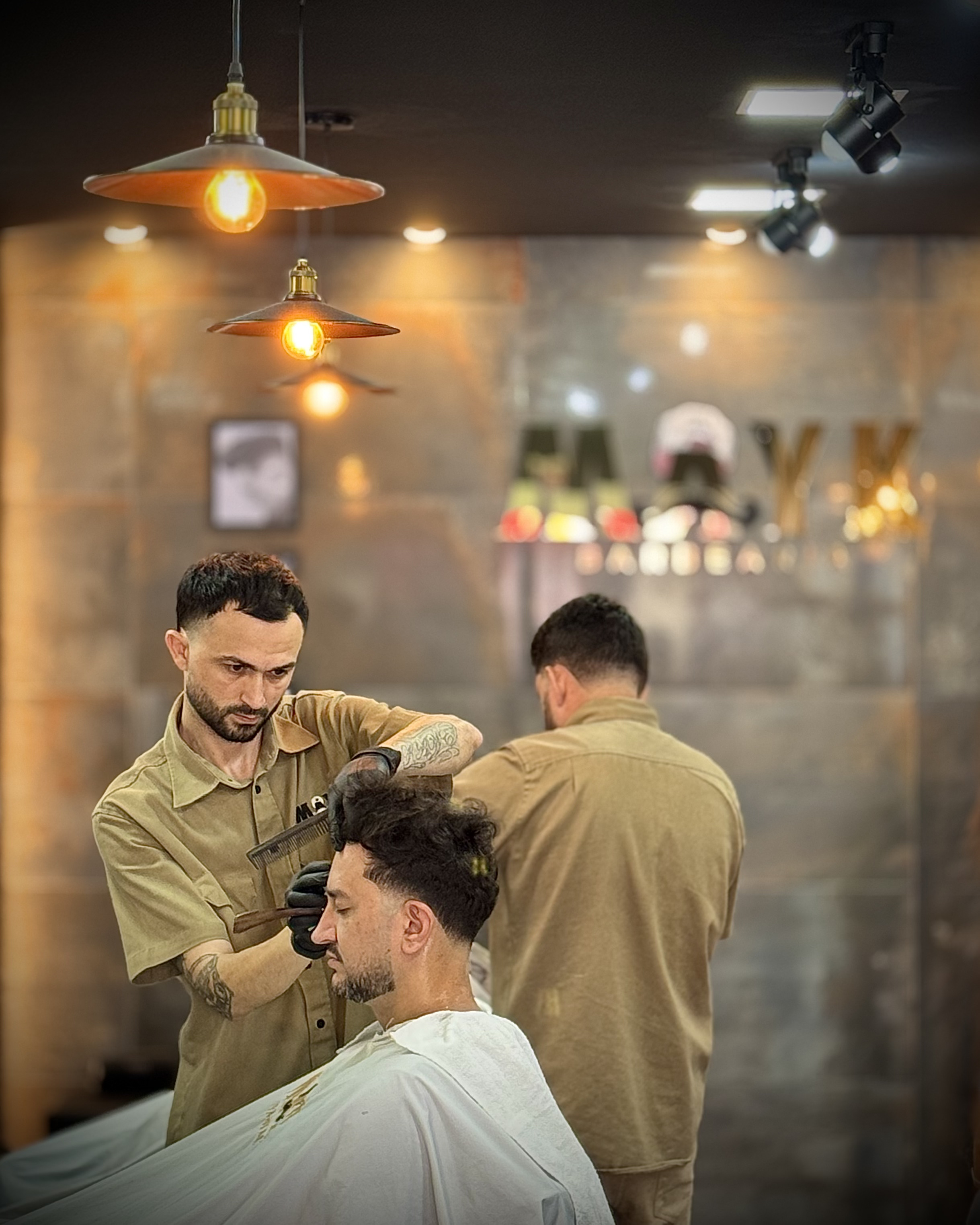 Equipe qualificada da Mayk Barbearia trabalhando com excelência